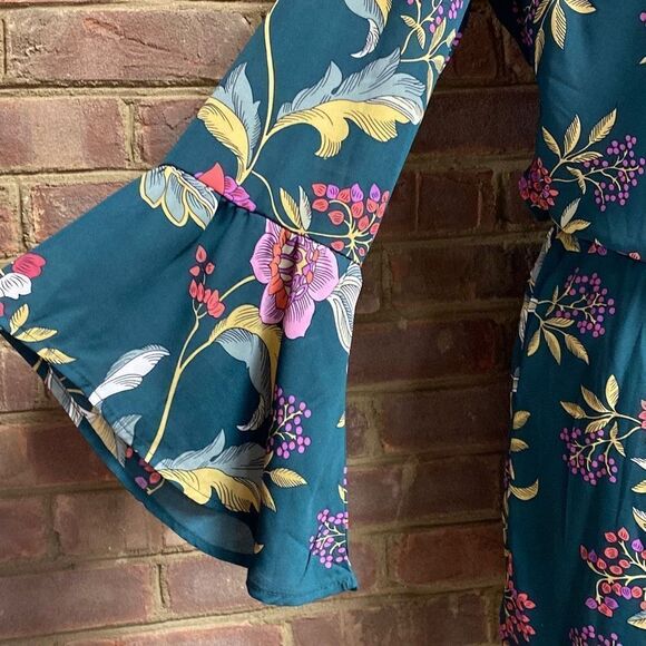 Charlotte Russe Green Floral Bell Sleeve Romper Size Large New - Picture 5 of 9